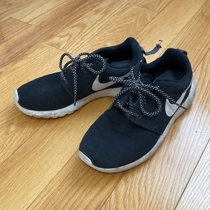 Nike Roshe One (Womens 6)